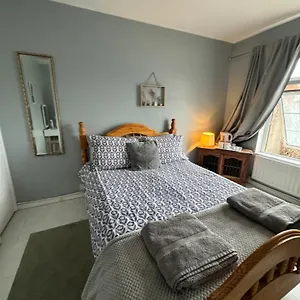Séjour chez l'habitant House Near To Castlecourt Shopping